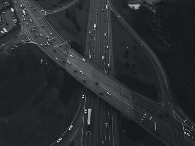 航空摄影的车辆在道路上
